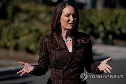 브룩 롤린스 미국 농무부 장관(워싱턴DC 로이터=연합뉴스 자료사진) 2025년 2월 14일 미국 백악관 야외에서 브룩 롤린스 미국 농무부 장관이 기자들과 대화하고 있다. (REUTERS/Nathan Howard/File Photo) 2025.3.6.