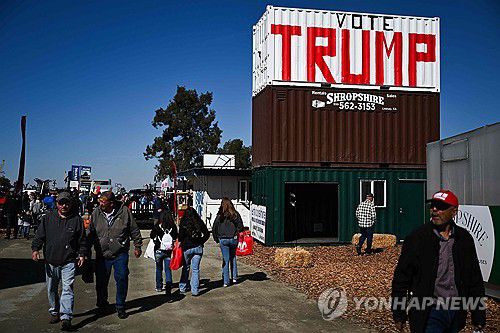 지난달 11일 캘리포니아의 세계농산물엑스포 현장에 전시된 화물용 컨테이너들[AFP 연합뉴스 자료사진. 재판매 및 DB 금지]