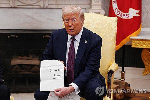 찰스 3세 친필 서명 보여주는 트럼프 대통령[AFP 연합뉴스 자료사진 재판매 및 DB 금지]