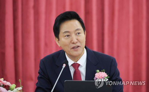 발언하는 오세훈 서울시장(김포=연합뉴스) 이진욱 기자 = 오세훈 서울시장이 25일 김포시청에서 '서울런 x 김포런' 업무협약식에서 발언하고 있다. 2025.2.25 cityboy@yna.co.kr