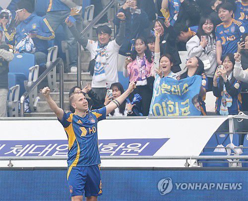 팬들과 환호하는 보야니치(울산=연합뉴스) 김용태 기자 = 1일 울산 문수축구경기장에서 열린 프로축구 하나은행 K리그1 2025 울산 HD와 전북 현대의 경기에서 울산 보야니치가 선제골을 넣고 팬들과 환호하고 있다. 2025.3.1 yongtae@yna.co.kr