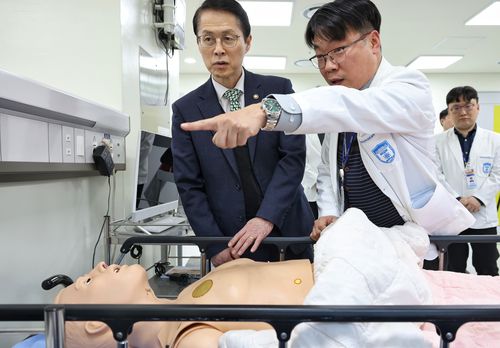 국가방사선비상진료센터 방문한 최원호 원안위원장(왼쪽)[원자력안전위원회 제공. 재판매 및 DB 금지]