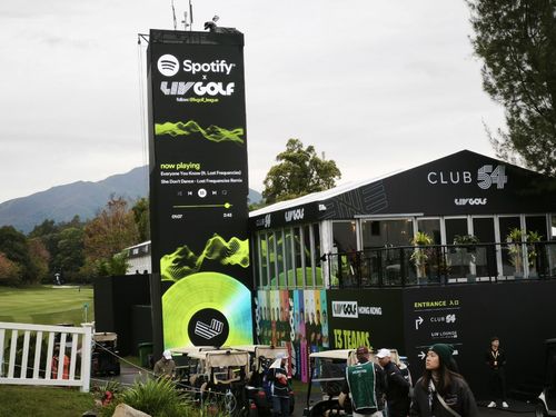 대회장 안에 나오는 음악을 안내하고 있는 대형 전광판 모습. [촬영= 김동찬]