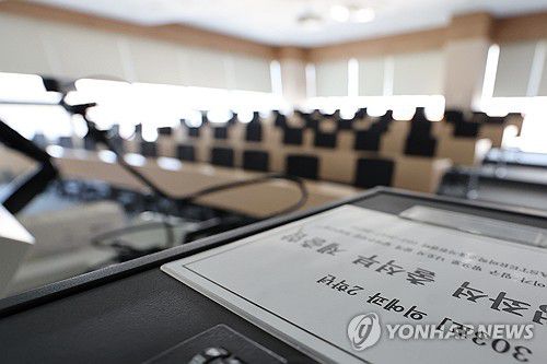 비어 있는 의대 강의실(서울=연합뉴스) 신현우 기자 = 보건복지부가 내년도 의대 모집인원을 증원 이전 규모인 3천58명으로 되돌리자는 전국 40개 대학 총장의 결정에 공감한다며 정부 내에서 충분히 협의하겠다고 6일 밝혔다.      사진은 이날 서울 시내 한 의과대학 강의실이 비어 있는 모습. 2025.3.6 nowwego@yna.co.kr