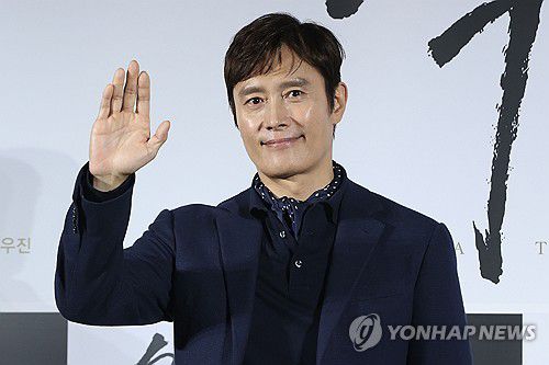 손인사하는 이병헌(서울=연합뉴스) 강민지 기자 = 배우 이병헌이 7일 서울 용산구 CGV용산아이파크몰에서 열린 영화 '승부' 제작보고회에서 포즈를 취하고 있다. 2025.3.7 mjkang@yna.co.kr