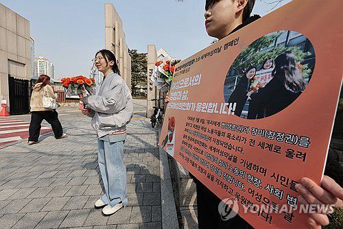 세계 여성의 날 기념 장미 나눔 캠페인(서울=연합뉴스) 류영석 기자 = '3·8 세계 여성의 날'을 하루 앞둔 7일 서울 성북구 동덕여자대학교 앞에서 한국여성의전화 관계자들이 학생들에게 장미꽃을 주고 있다. 2025.3.7 ondol@yna.co.kr