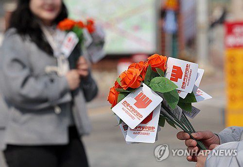 한국여성의전화, 여대 앞 장미 나눔(서울=연합뉴스) 류영석 기자 = '3·8 세계 여성의 날'을 하루 앞둔 7일 서울 성북구 동덕여자대학교 앞에서 한국여성의전화 관계자들이 학생들에게 장미꽃을 주고 있다. 2025.3.7 ondol@yna.co.kr