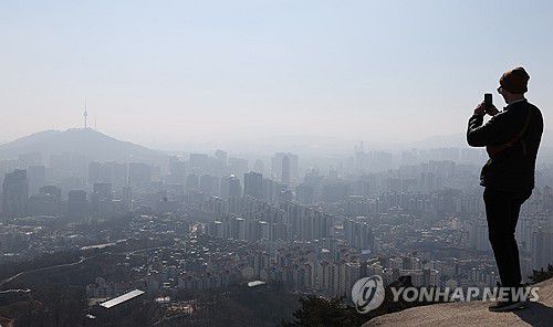 기온 올라가자 미세먼지 가득(서울=연합뉴스) 이진욱 기자 [연합뉴스 자료사진]