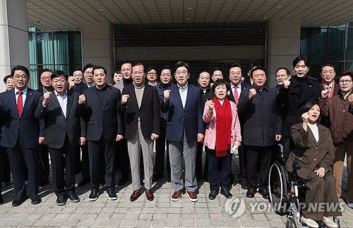 대검찰청 앞에서 비상의원총회 연 국민의힘(서울=연합뉴스) 박동주 기자 = 국민의힘 권영세 비상대책위원장과 권성동 원내대표 등 의원들이 8일 서울 대검찰청 앞에서 비상의원총회를 열고 윤석열 대통령의 석방을 촉구하고 있다. 2025.3.8 pdj6635@yna.co.kr