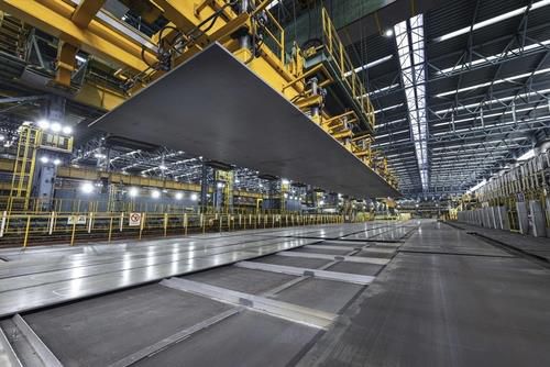 광양 제철소의 고망간강 생산라인(광양=연합뉴스) 광양제철소 후판공장에서 LNG 저장시설 등 극저온 환경에 강한 고망간강 제품이 생산돼 옮겨지고 있다. 2025.3.3 [포스코 제공. 재판매 및 DB 금지]