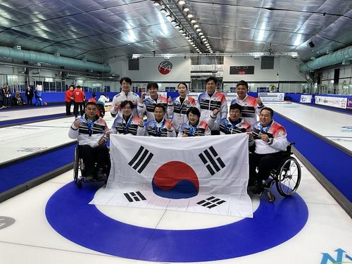 2025년 세계휠체어컬링선수권대회 혼성 단체전 은메달을 딴 한국 선수들과 스태프[대한장애인컬링협회 제공. 재판매 및 DB 금지]