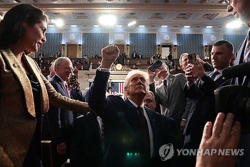 환호·야유·퇴장…美 극단분열 확인한 트럼프의 100분 의회연설