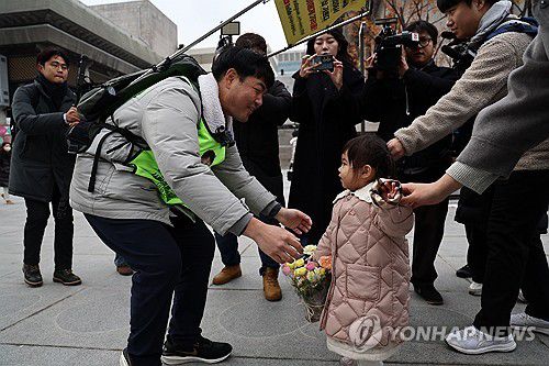‘희귀병 앓는 4살 딸 위해 국토대장정 마친 아빠’(서울=연합뉴스) 윤동진 기자 = 국내에는 치료법이 없는 희귀병을 앓고 있는 네 살 딸 사랑이의 치료비용을 위해 전국 곳곳을 돌며 후원을 요청하고 있는 전요셉 씨가 29일 오후 최종 목적지인 서울 광화문광장에 도착, 마중 나온 사랑이를 안고 있다. 2024.11.29 mon@yna.co.kr