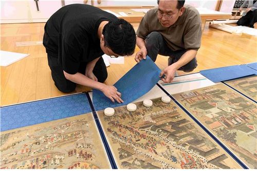 비단을 부착하는 모습 [국외소재문화유산재단 제공. 재판매 및 DB 금지]