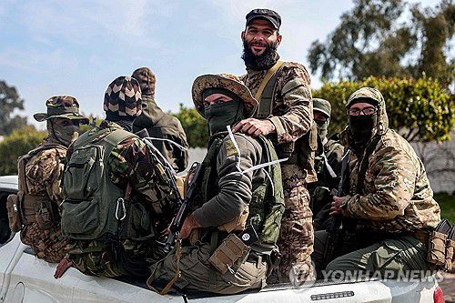 9일(현지시간) 시리아 서쪽 라타키아시로 난 도로를 따라 움직이는 차량에 탑승한 과도정부 측 보안군[AFP 연합뉴스]