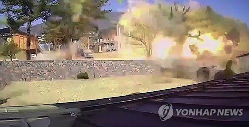 CCTV에 담긴 공군의 포천 민가 오폭 순간(서울=연합뉴스) 지난 6일 오전 경기도 포천시 이동면 노곡리 민가에 한미연합훈련에 참가한 공군 KF-16 전투기에서 비정상적으로 투하된 폭탄이 폭발하는 장면이 잡혔다. 군 당국은 브리핑에서 사고 원인을 '조종사의 좌표입력 실수'라고 밝혔다.2025.3.7  [MBN 제공. 재판매 및 DB 금지] photo@yna.co.kr