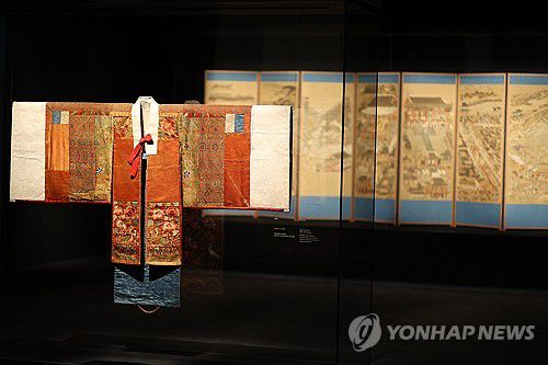 복원된 '활옷'과 '평안감사도과급제자환영도'(서울=연합뉴스) 류효림 기자 = 10일 서울 용산구 리움미술관에서 열린 국외소재 문화유산 보전처리 특별전 언론공개회에서 '활옷'를 공개하고 있다. 2025.3.10 ryousanta@yna.co.kr