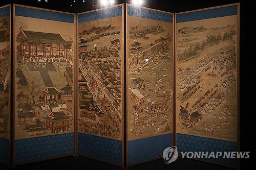 복원된 '평안감사도과급제자환영도'(서울=연합뉴스) 류효림 기자 = 10일 서울 용산구 리움미술관에서 열린 국외소재 문화유산 보전처리 특별전 언론공개회에서 '평안감사도과급제자환영도'를 공개하고 있다. 2025.3.10 ryousanta@yna.co.kr