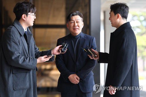 중앙지검 출석하는 박찬구 서울시 정무특보(서울=연합뉴스) 서대연 기자 = 박찬구 서울시 정무특보가 10일 서울 서초구 서울중앙지방검찰청에서 열리는 오세훈-명태균 여론조사 대납 의혹 관련 참고인 및 고소인 조사에 출석, 취재진의 질문에 답하고 있다. 2025.3.10 dwise@yna.co.kr