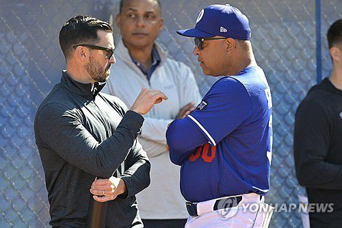 브랜던 고메스 단장과 대화하는 로버츠 감독[Imagn Images=연합뉴스]