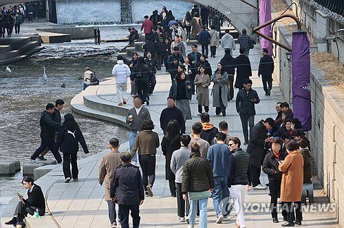 완연한 봄 날씨, 산책하는 시민들(서울=연합뉴스) 이정훈 기자 = 서울 낮 기온이 14도까지 오르며 완연한 봄 날씨를 보인 10일 서울 청계천에서 점심 식사를 마친 시민들이 산책하고 있다. 2025.3.10 uwg806@yna.co.kr