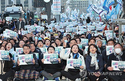 구호 외치는 야5당(서울=연합뉴스) 서명곤 기자 = 10일 서울 종로구 동십자각 인근에서 열린 야 5당 비상시국 범국민대회에서 참가자들이 윤석열 대통령에 대한 즉각 파면을 촉구하는 구호를 외치고 있다.  2025.3.10 seephoto@yna.co.kr