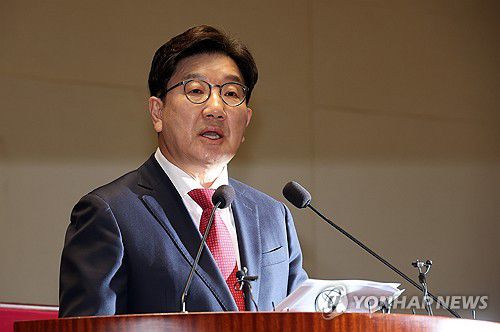 국민의힘 의원총회(서울=연합뉴스) 박동주 기자 = 국민의힘 권성동 원내대표가 11일 서울 여의도 국회에서 열린 의원총회에서 발언하고 있다. 2025.3.11 pdj6635@yna.co.kr