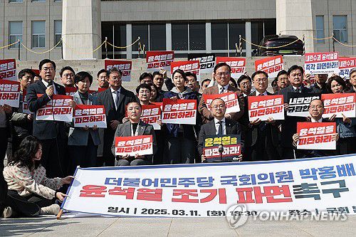 격려의 발언하는 박찬대 원내대표(서울=연합뉴스) 박동주 기자 = 11일 서울 여의도 국회 본청 앞 계단에서 더불어민주당 전진숙, 박홍배, 김문수 의원이 윤석열 대통령 조기파면 등을 촉구하며 삭발하자 박찬대 원내대표가 격려의 말을 하고 있다. 2025.3.11 pdj6635@yna.co.kr