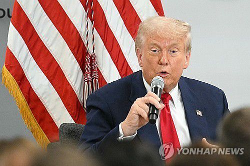 기업 CEO들과 대화하는 트럼프 대통령 (워싱턴 AFP=연합뉴스) 도널드 트럼프 미국 대통령이 11일(현지시간) 워싱턴DC의 '비즈니스 라운드테이블'에서 기업 최고경영자들과 대화하고 있다. 2025.3.11