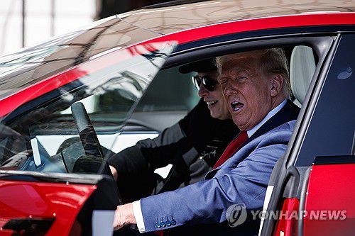 테슬라에 탑승한 트럼프[EPA=연합뉴스]