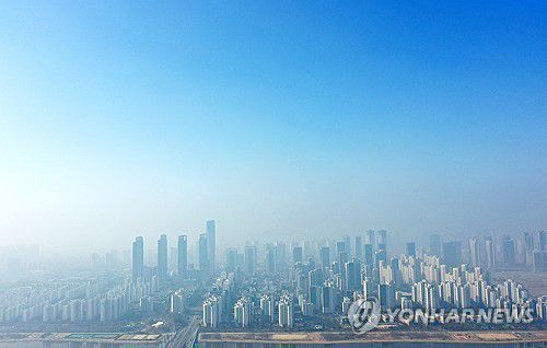 미세먼지에 갇힌 인천 송도국제도시(인천=연합뉴스) 임순석 기자 = 수도권에 '고농도 미세먼지 비상저감조치'가 시행된 11일 인천 연수구 동춘터널 인근에서 바라본 송도국제도시가 미세먼지에 가려 희미하게 보인다. 2025.3.11 soonseok02@yna.co.kr