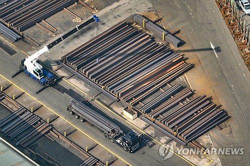하루 앞으로 다가온 미국 철강 관세 25％ 발효(인천=연합뉴스) 서대연 기자 = 미국 도널드 트럼프 행정부가 모든 수입산 철강·알루미늄 제품에 25% 관세를 부과하겠다고 예고한 3월 12일이 하루 앞으로 다가온 11일 인천 한 제철 공장에 철근이 쌓여있다. 2025.3.11 dwise@yna.co.kr