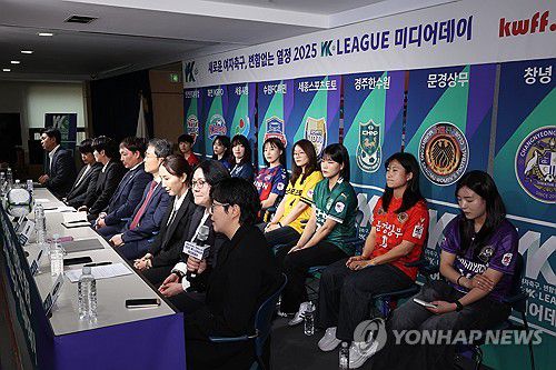 2025 WK리그 미디어데이(서울=연합뉴스) 서대연 기자 = 12일 서울 종로구 축구회관에서 여자 실업축구 WK리그 2025 미디어데이 행사가 열리고 있다.     앞줄 왼쪽부터 인천현대제철 허정재 감독, 화천KSPO 강선미 감독, 서울시청 유영실 감독, 수원FC 위민 박길영 감독, 세종스포츠토토 윤덕여 감독, 경주한수원 송주희 감독, 문경상무 이미연 감독, 창녕WFC 안태화 감독. 뒷줄 왼쪽부터 인천현대제철 장창, 화천KSPO 정지연, 서울시청 손윤희, 수원FC 위민 최소미, 세종스포츠토토 김도연, 경주한수원 곽로영, 문경상무 김민진, 창녕 WFC 구채현. 2025.3.12 dwise@yna.co.kr