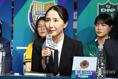 질문에 답하는 경주한수원 송주희 감독(서울=연합뉴스) 서대연 기자 = 12일 서울 종로구 축구회관에서 열린 여자 실업축구 WK리그 2025 미디어데이 행사에서 경주한수원 송주희 감독이 포부를 밝히고 있다. 2025.3.12 dwise@yna.co.kr