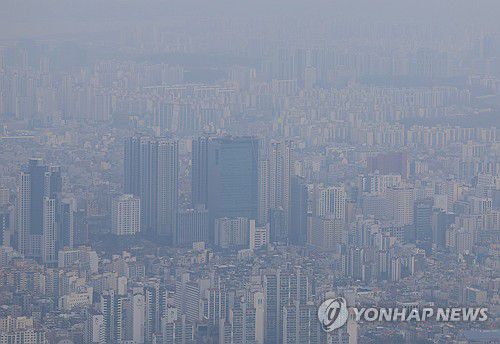 미세먼지에 갇힌 서울(서울=연합뉴스) 김도훈 기자 = 전국이 흐리고 수도권 지역 미세먼지 농도가 나쁨을 기록한 12일 서울 송파구 잠실롯데월드타워에서 바라본 강동구 일대가 미세먼지에 갇혀 있다. 2025.3.12 superdoo82@yna.co.kr