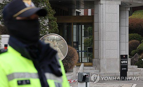 긴장감 도는 헌법재판소(서울=연합뉴스) 이진욱 기자 = 12일 윤석열 대통령 탄핵심판 선고를 앞두고 서울 종로구 헌법재판소 주변에 경찰이 배치돼 있다. 2025.3.12 cityboy@yna.co.kr