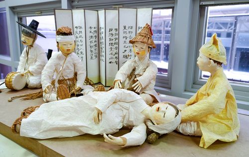 진도 무형문화유산전시관에는 진도다시래기 공연 모습을 인형으로 재현해 놓은 것을 볼 수 있다. [사진/백승렬 기자]