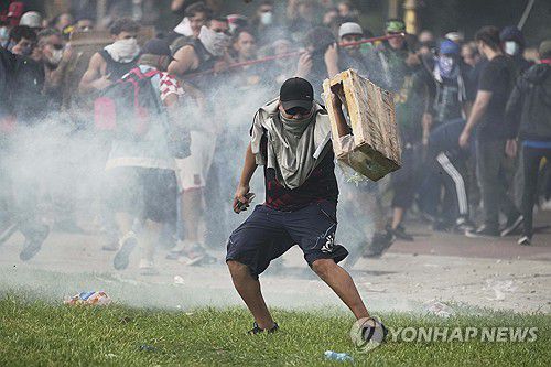 은퇴자 시위에 가담한 아르헨티나 축구 팬[부에노스아이레스 AP=연합뉴스. 재판매 및 DB 금지]