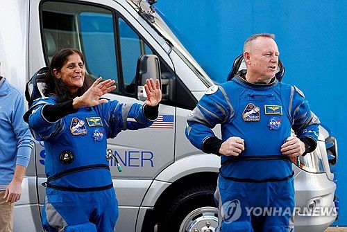 지난해 6월 1일 우주캡슐 스타라이너 시험비행 준비 중인 수니 윌리엄스와 부치 윌모어[로이터 연합뉴스 자료사진. 재판매 및 DB 금지]