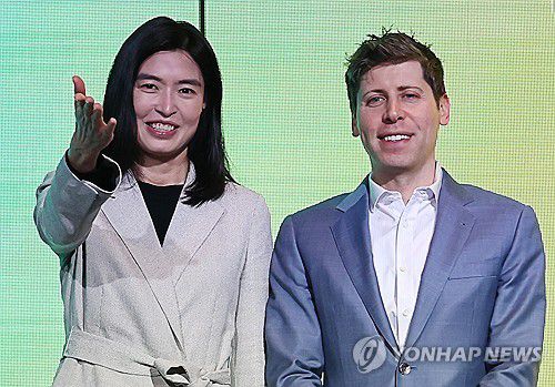 '오픈AI-카카오'(서울=연합뉴스) 윤동진 기자 = 정신아 카카오 대표가 4일 오전 서울 중구 더 플라자 호텔 서울에서 열린 기자간담회에서 샘 올트먼 오픈AI CEO와 기념촬영하고 있다. 2025.2.4 mon@yna.co.kr