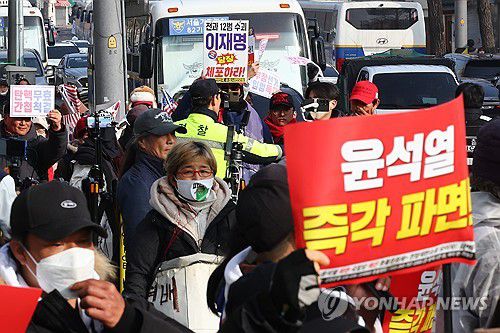 헌재 앞 탄핵 찬반집회(서울=연합뉴스) 서대연 기자 = 13일 서울 종로구 헌법재판소 앞에서 윤석열 대통령 탄핵 찬반 집회가 열리고 있다. 2025.3.13 dwise@yna.co.kr