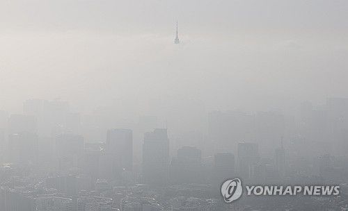 오늘도 미세먼지(서울=연합뉴스) 서명곤 기자 = 황사의 영향으로 전국 미세먼지 농도가 '나쁨' 수준을 보인 13일 서울 종로구 인왕산에서 바라본 서울 도심이 뿌옇다. 2025.3.13 seephoto@yna.co.kr