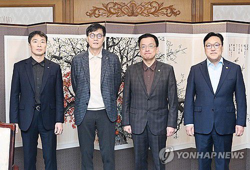 최상목 권한대행, 거시경제·금융현안 간담회 참석(서울=연합뉴스) 홍해인 기자 = 최상목 대통령 권한대행 부총리 겸 기획재정부 장관이 7일 정부서울청사에서 열린 거시경제·금융현안 간담회에서 참석자와 기념촬영을 하고 있다.      왼쪽부터 이복현 금융감독원장, 이창용 한국은행 총재, 최 권한대행, 김병환 금융위원장. 2025.3.7 [기획재정부 제공. 재판매 및 DB 금지] hihong@yna.co.kr