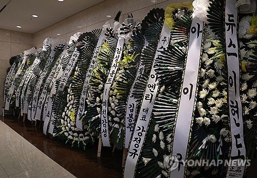 휘성 빈소에 놓인 동료 가수들의 조화(서울=연합뉴스) 14일 서울 강남구 서울삼성병원 장례식장에 마련된 가수 휘성의 빈소에 동료 가수들의 조화가 놓여 있다. 2025.3.14      [재판매 및 DB 금지] [사진공동취재단] scape@yna.co.kr