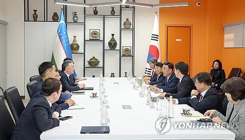 울산시, 우즈베크 이민청과 인적자원개발 협력 MOU(울산=연합뉴스) 지난 14일 김두겸 울산시장을 비롯한 울산시 해외사절단이 우즈베키스탄 이민청과 '인적자원개발 공동 협력 협약(MOU)'을 체결을 위해 협력 방안을 논의하고 있다. 2025.3.15 [울산시 제공. 재판매 및 DB 금지] yongtae@yna.co.kr