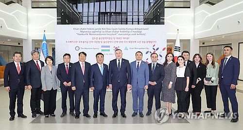 울산시, 우즈베크 이민청과 인적자원개발 협력 MOU(울산=연합뉴스) 김두겸 울산시장을 비롯한 울산시 해외사절단이 지난 14일 우즈베키스탄 이민청과 '인적자원개발 공동 협력 협약(MOU)'을 체결한 후 무사예프 베흐조드 이민청장 등과 기념 촬영을 하고 있다. 2025.3.15 [울산시 제공. 재판매 및 DB 금지] yongtae@yna.co.kr