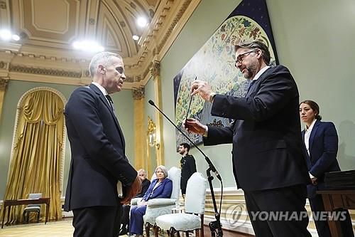 취임 선서하는 카니 캐나다 신임 총리[오타와 AP=연합뉴스. 재판매 및 DB 금지]