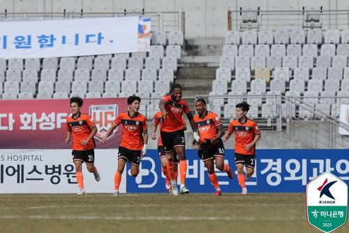 리마(가운데)의 선제골에 환호하는 화성 선수들.[한국프로축구연맹 제공. 재판매 및 DB 금지]