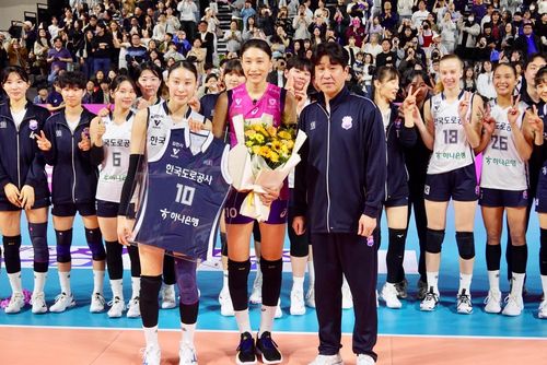 도로공사의 배유나(왼쪽), 김종민 감독(오른쪽)과 함께한 김연경(중앙)[이동칠 촬영]