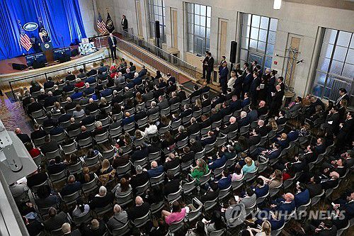 법무부 직원들 앞에서 연설하는 트럼프[워싱턴 AFP=연합뉴스 재판매 및 DB금지]